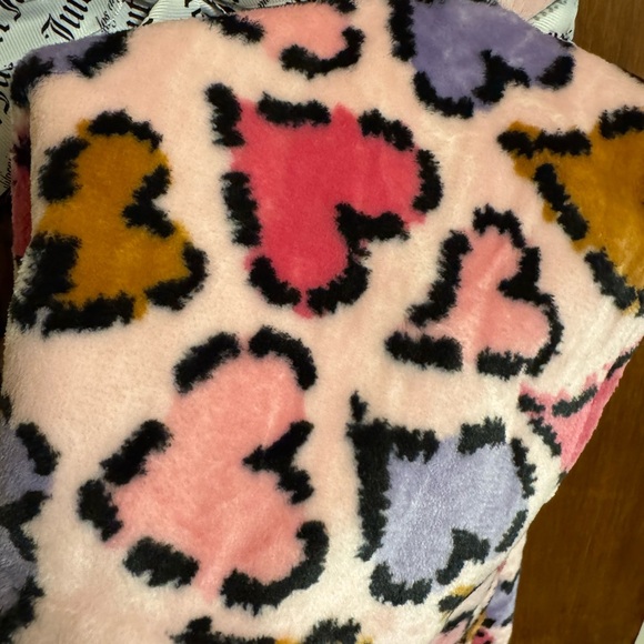 New with tags Juicy Couture plush printed throw size 50โ by 60โ, super soft ๐ฉท๐๐๐ - Picture 6 of 9